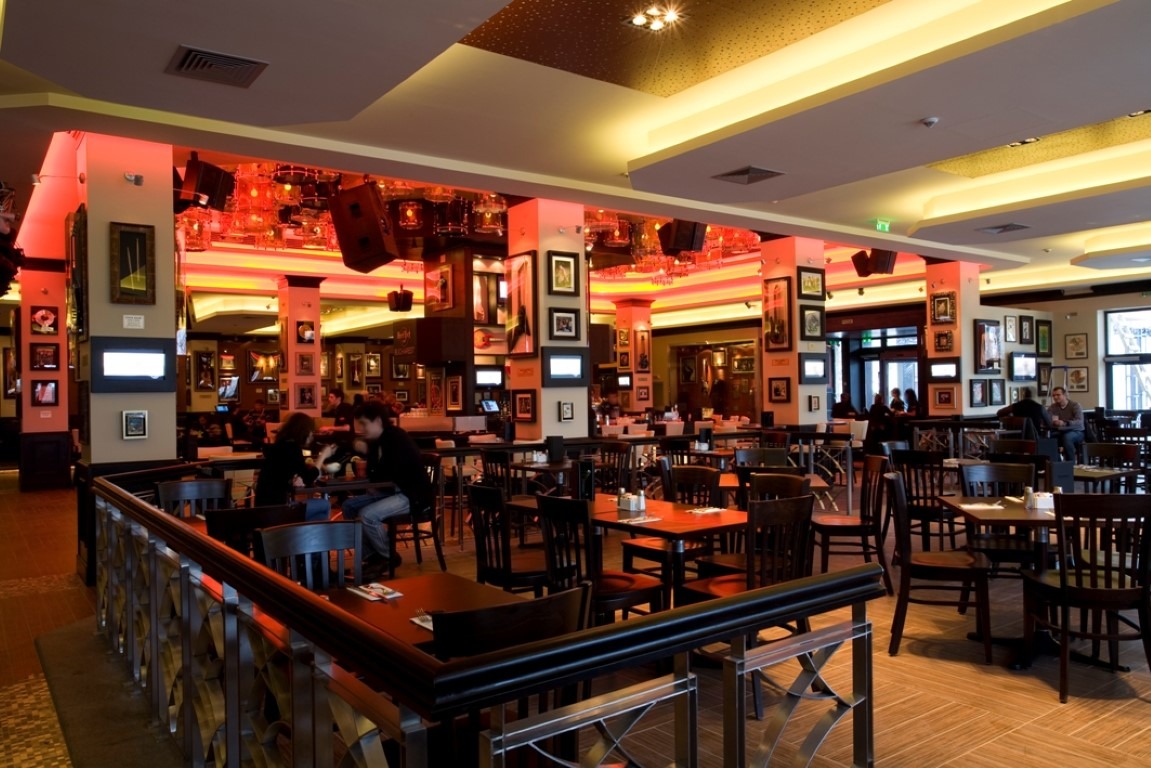 Elegancka aranżacja wnętrza restauracji Meadowbridgecraft